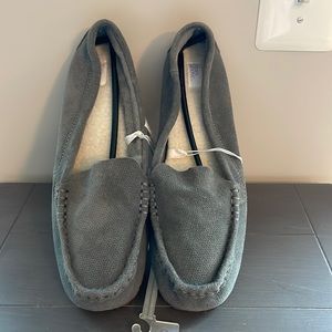 NWT Women’s Stars Above brand moccasin slippers in gray suede. Size 11.